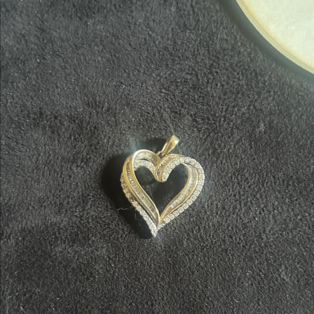 18k Gold Heart Pendant with Diamonds Pendant (missing one small diamond)💎